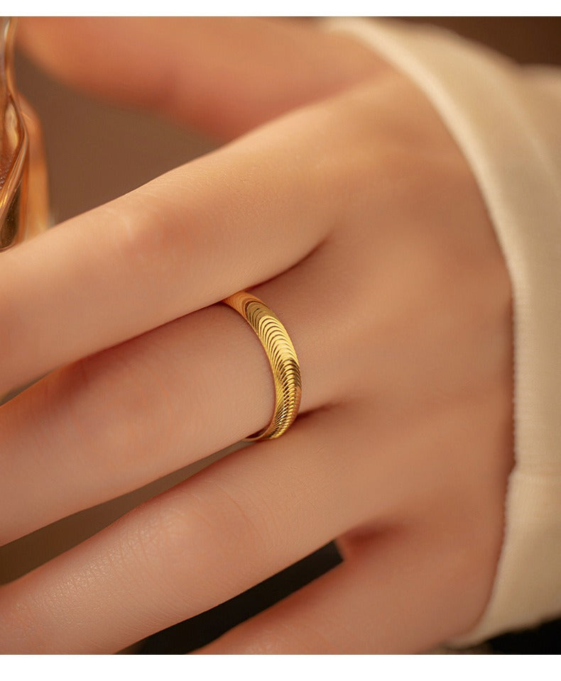 Capture the Mysterious Glow – Cat‘s Eye Stone Ring with Mirror Polishing